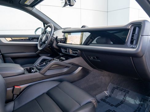 Used 2025 Porsche Cayenne image 26