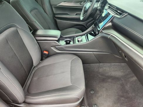 Used 2025 Jeep Grand Cherokee Laredo X RWD image 17
