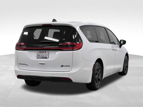 Used 2024 Chrysler Pacifica Limited FWD image 7