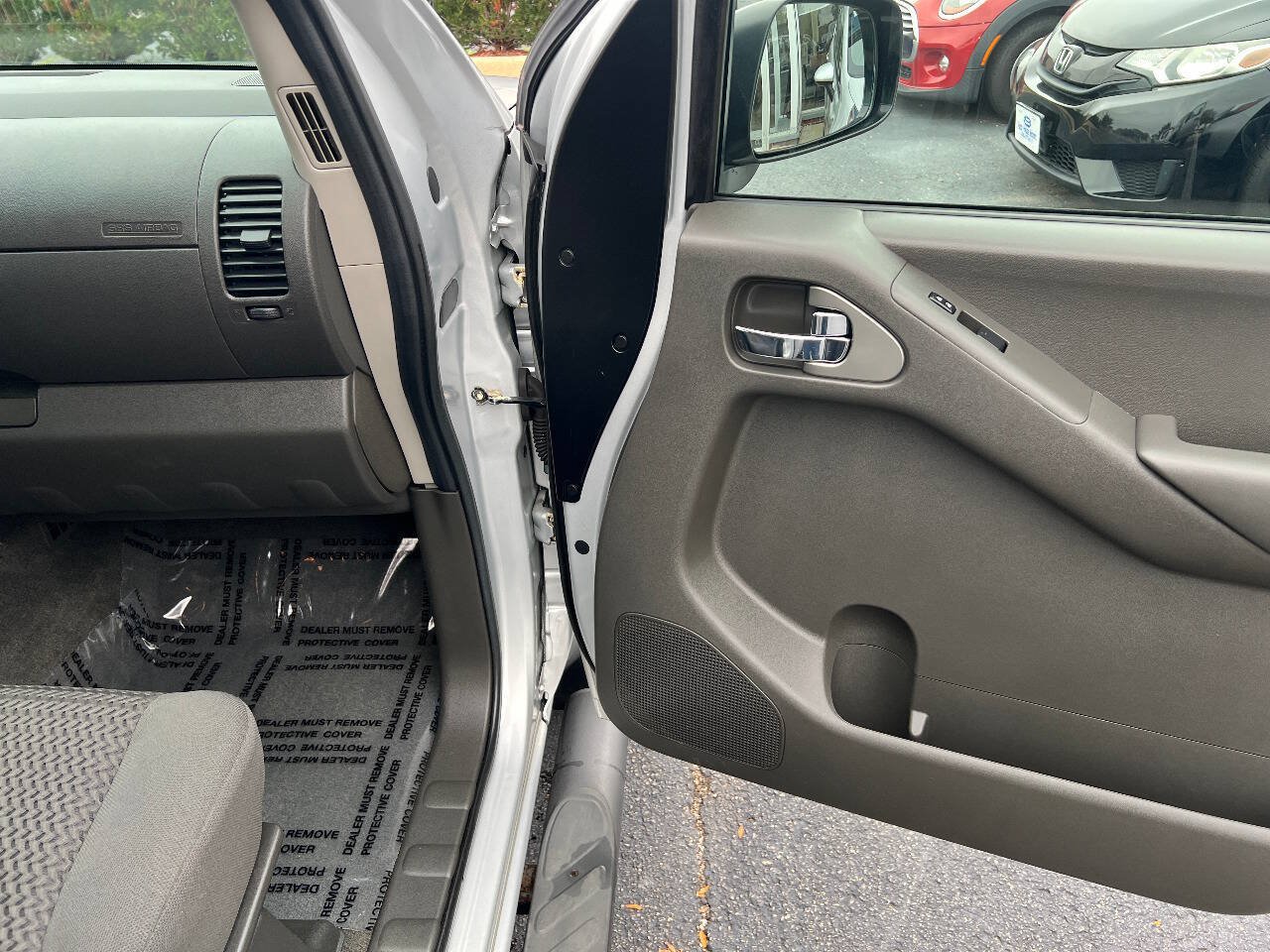 Used 2009 Nissan Frontier SE w/ SE Value Truck Pkg AWD/4WD image 32