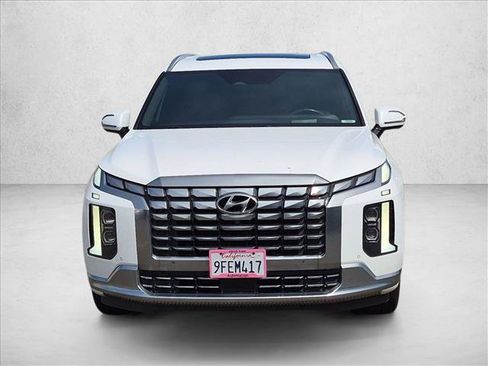 Used 2023 Hyundai Palisade Calligraphy FWD image 2