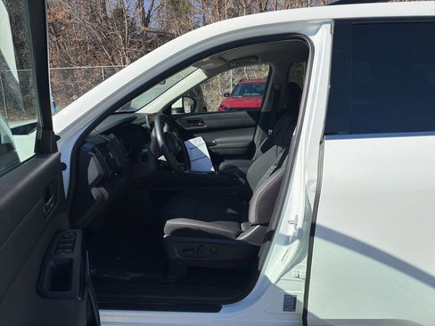 Used 2025 Nissan Pathfinder SV image 4