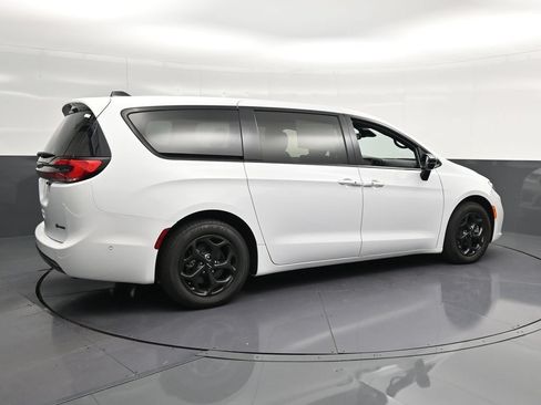 Used 2024 Chrysler Pacifica Limited FWD image 3