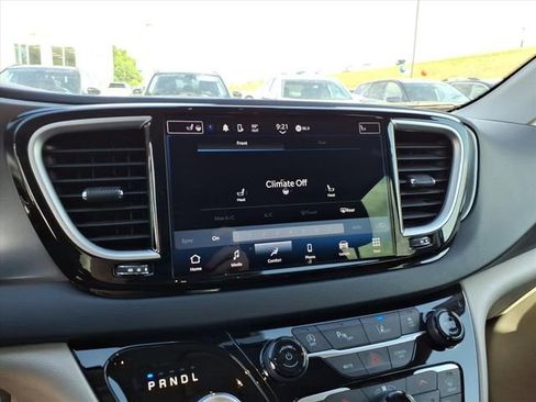 Used 2023 Chrysler Pacifica Touring-L FWD image 20