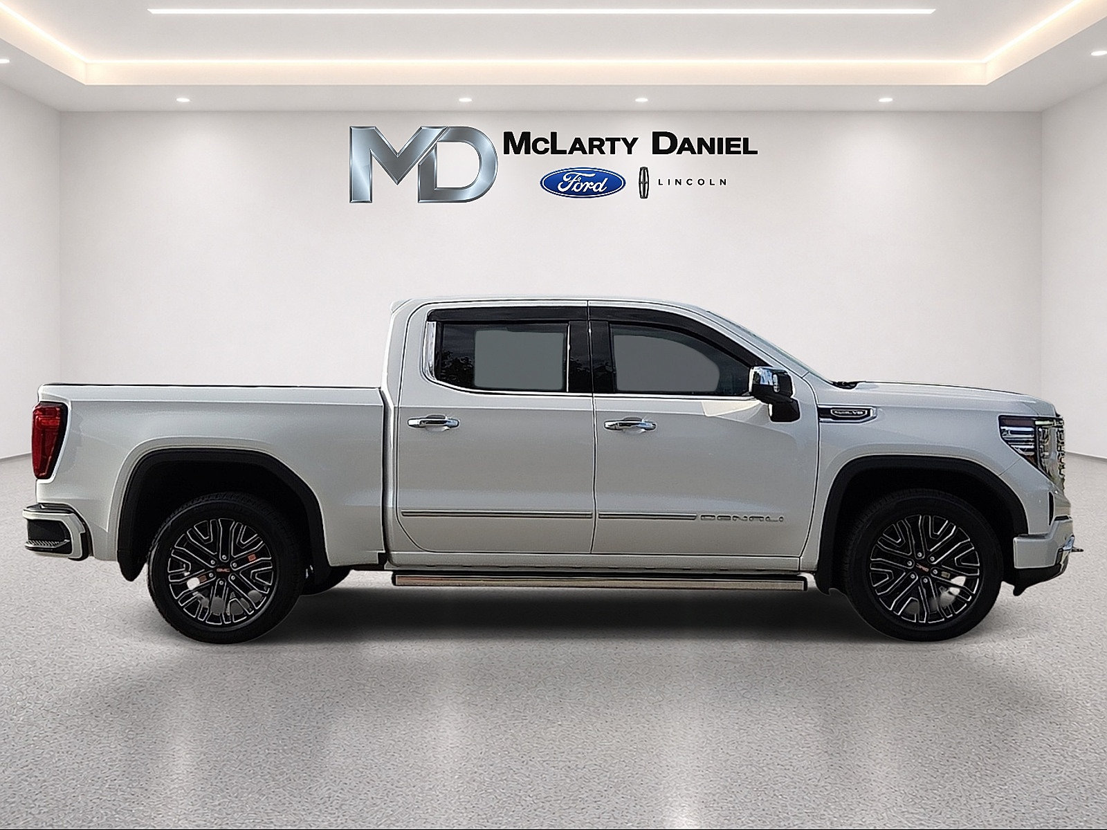 Used 2024 GMC Sierra 1500 Denali w/ Denali Reserve Package AWD/4WD image 6