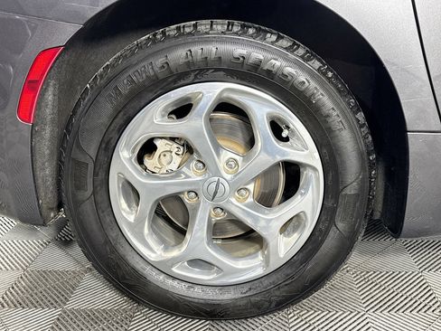 Used 2022 Chrysler Pacifica Limited image 32