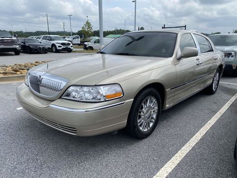 Used 2006 Lincoln Town Car Designer Series RWD image 3