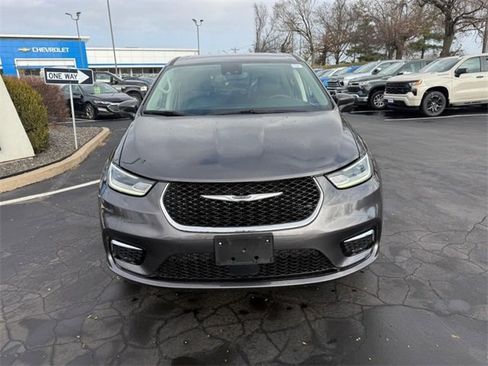 Used 2023 Chrysler Pacifica Touring-L image 9