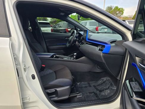 Used 2020 Toyota C-HR XLE FWD image 32