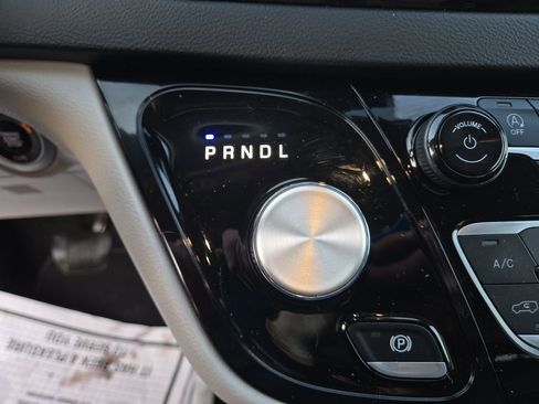 Used 2024 Chrysler Pacifica Touring-L image 29