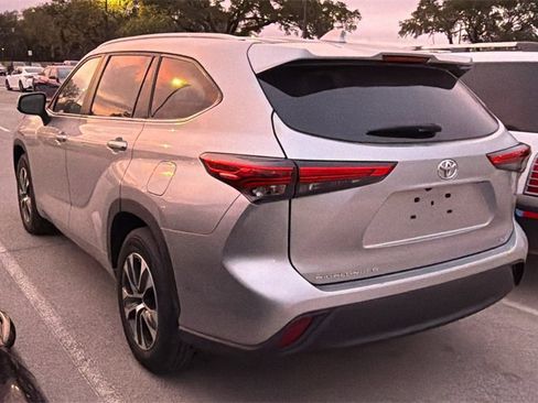 Used 2023 Toyota Highlander XLE image 4