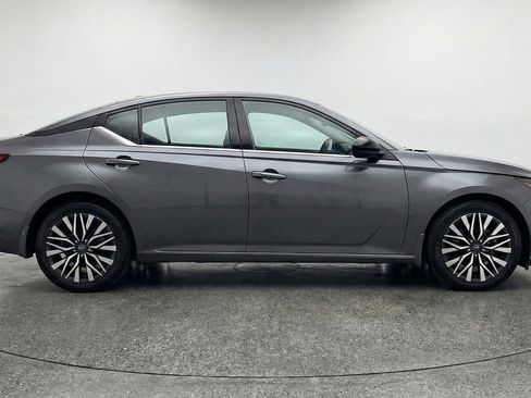 Used 2025 Nissan Altima 2.5 SV FWD image 11