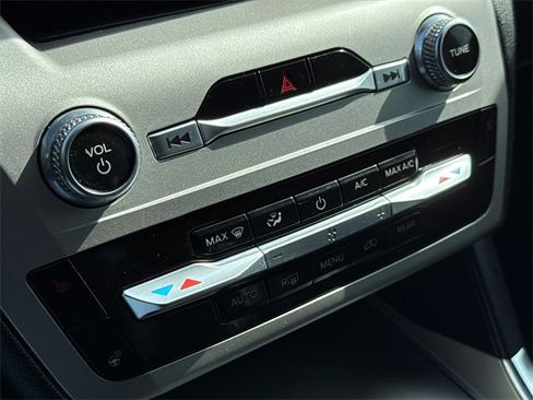 Used 2021 Ford Explorer XLT w/ Equipment Group 202A image 27