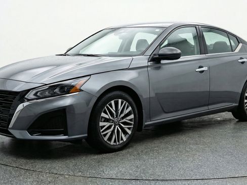 Used 2025 Nissan Altima 2.5 SV image 3