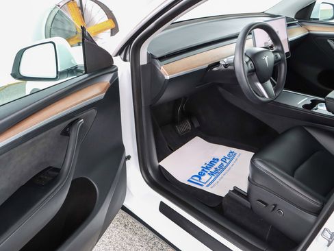 Used 2024 Tesla Model Y Long Range image 3