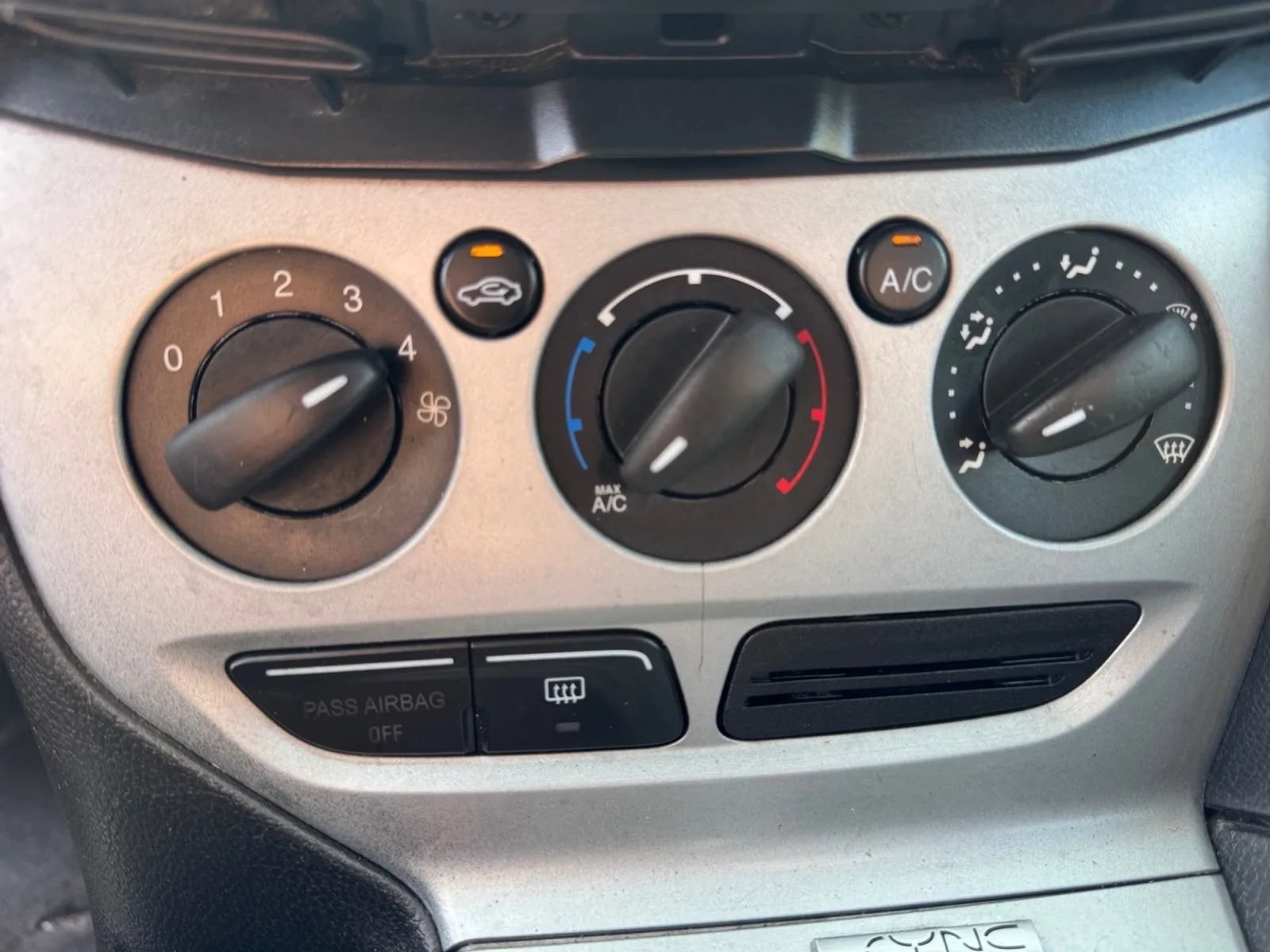 Used 2014 Ford Focus SE FWD image 25