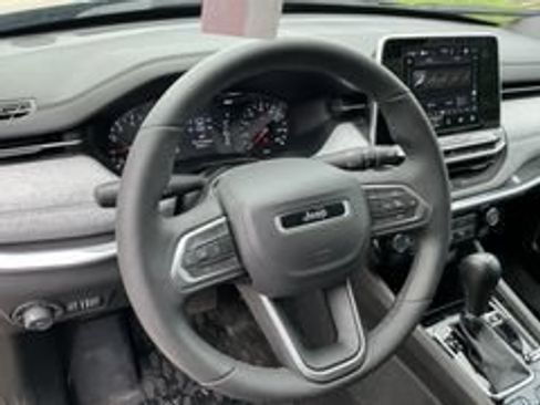 Used 2025 Jeep Compass Latitude w/ Convenience Group AWD/4WD image 12
