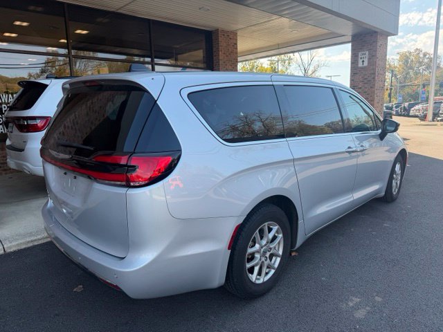 Used 2024 Chrysler Pacifica Touring-L FWD image 10
