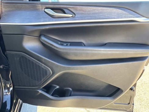 Used 2023 Jeep Grand Cherokee L Limited w/ Luxury Tech Group II image 10