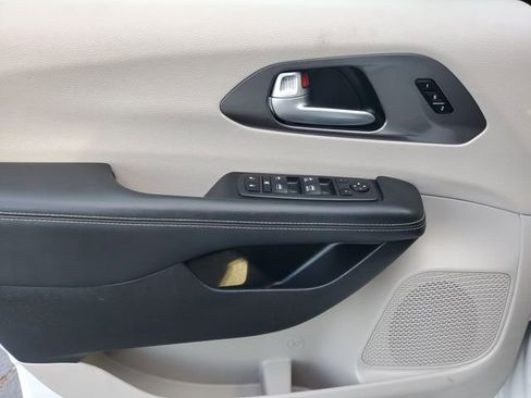 Used 2024 Chrysler Pacifica Touring-L image 15