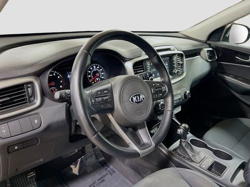 Used 2017 Kia Sorento LX w/ LX Convenience Package image 9
