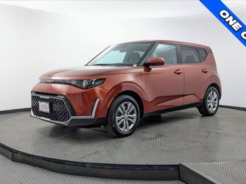 Used 2023 Kia Soul LX FWD image 2