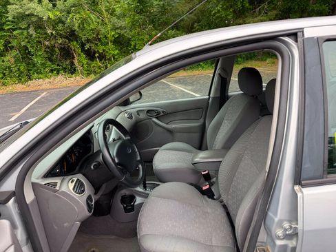Used 2004 Ford Focus ZX5 Hatchback FWD image 2