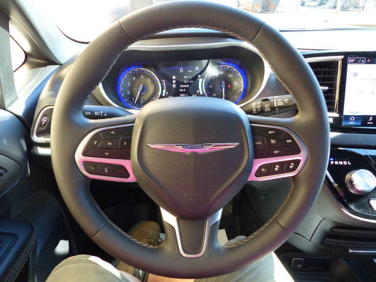 Used 2025 Chrysler Pacifica Select FWD image 47