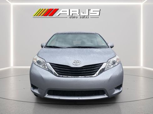 Used 2013 Toyota Sienna LE w/ Towing Pkg image 8