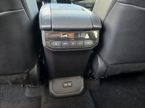 Used 2024 Toyota Highlander XLE AWD/4WD image 25
