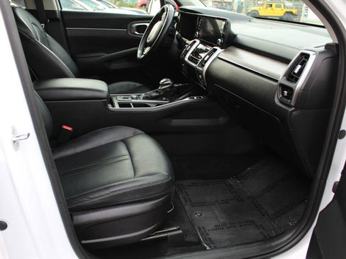Used 2022 Kia Sorento EX w/ Panoramic Sunroof Package image 10