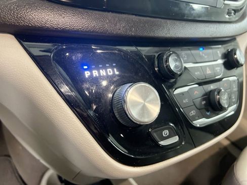 Used 2018 Chrysler Pacifica Touring-L FWD image 17