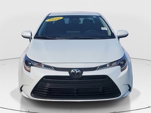 Used 2025 Toyota Corolla LE image 2