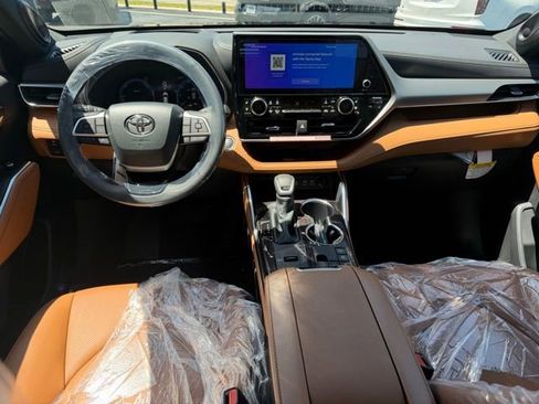 Used 2026 Toyota Highlander Platinum AWD/4WD image 18
