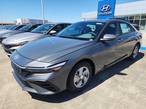 New 2026 Hyundai Elantra SE FWD image 2