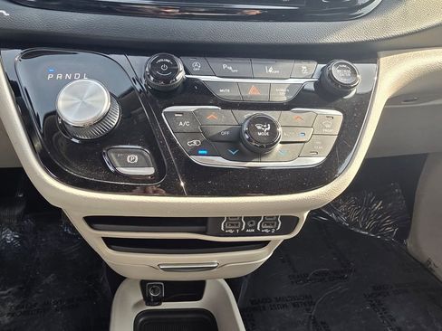Used 2023 Chrysler Pacifica Touring-L FWD image 19