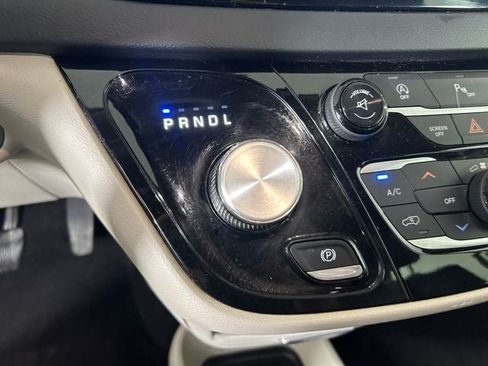 Used 2017 Chrysler Pacifica Touring-L FWD image 20