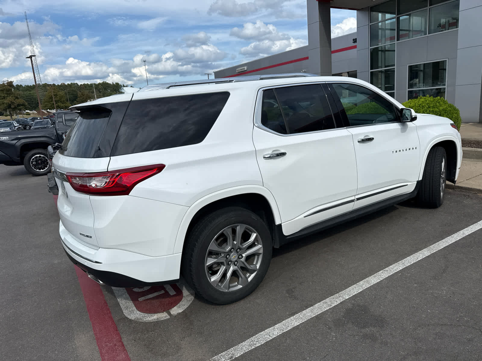 Used 2019 Chevrolet Traverse Premier w/ Driver Confidence II Package FWD image 3