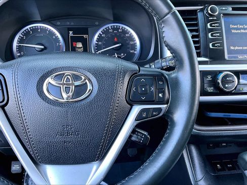 Used 2019 Toyota Highlander XLE image 24