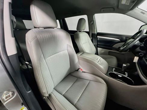Used 2019 Toyota Highlander Plus FWD image 29