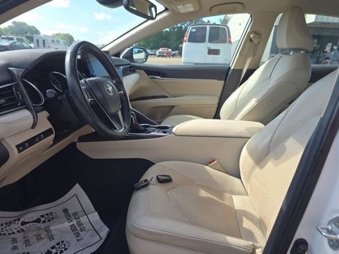 Used 2022 Toyota Camry XLE image 7