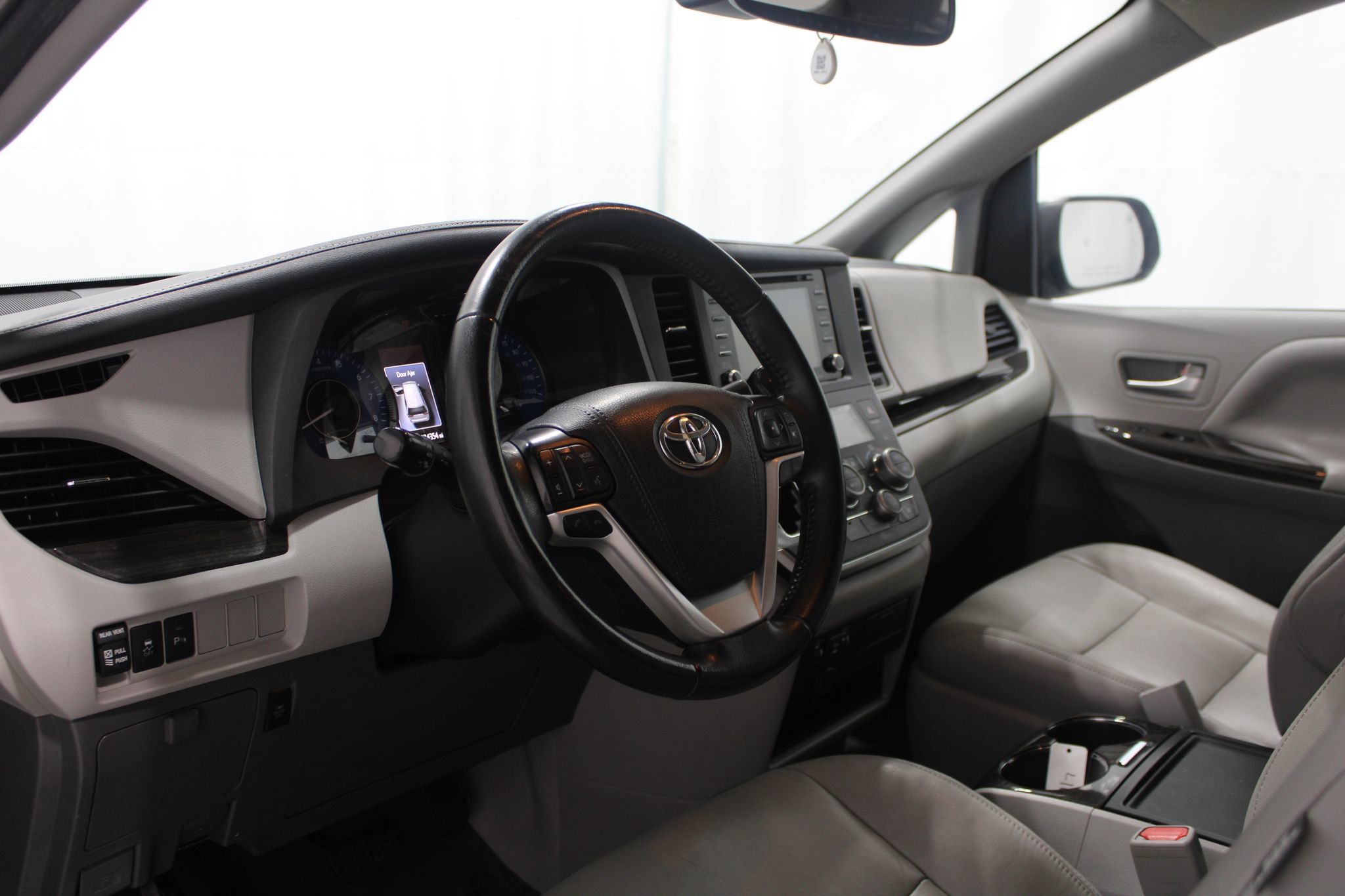 Used 2020 Toyota Sienna XLE w/ XLE Navigation Package FWD image 10