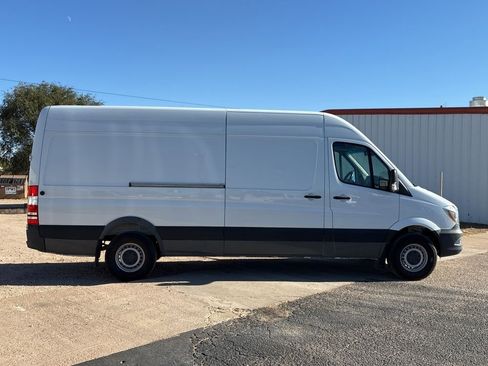 Used 2017 Mercedes-Benz Sprinter 2500 image 3