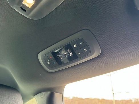 Used 2020 Chrysler Pacifica Touring-L image 30