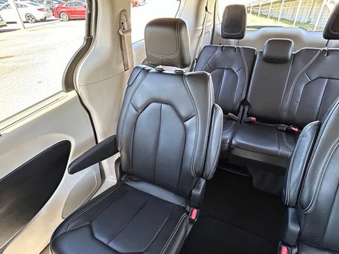 Used 2023 Chrysler Pacifica Touring-L FWD image 12