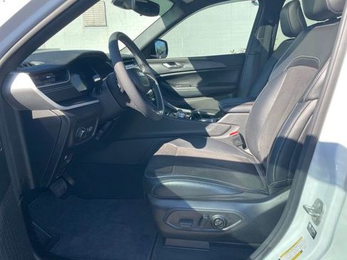 Used 2023 Jeep Grand Cherokee Altitude AWD/4WD image 38
