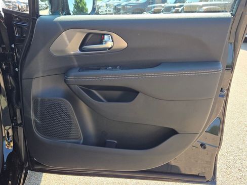 New 2026 Chrysler Pacifica Select image 9