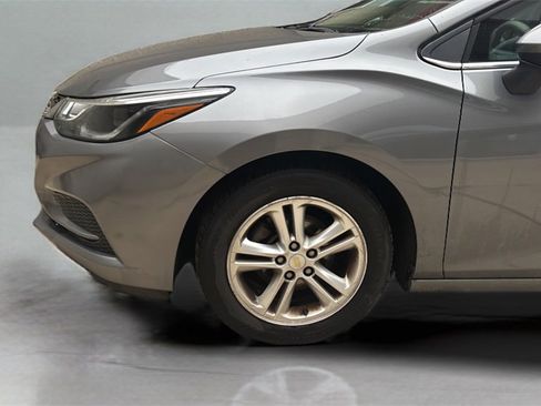 Used 2018 Chevrolet Cruze LT w/ Convenience Package image 9