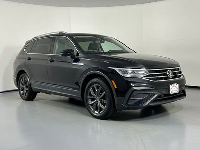 Used 2023 Volkswagen Tiguan SE w/ Panoramic Sunroof Package