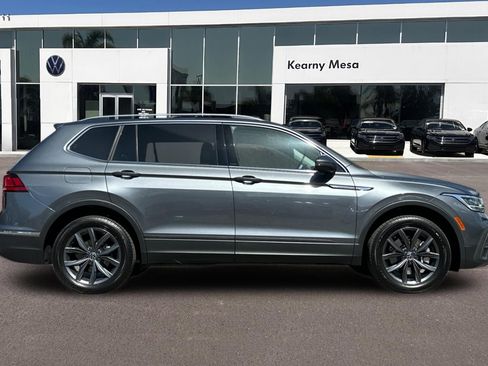 Used 2023 Volkswagen Tiguan SE w/ Panoramic Sunroof Package FWD image 3